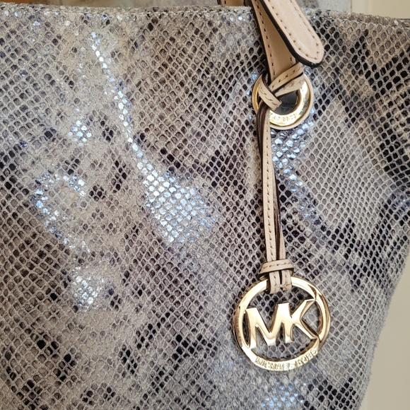 Michael Kors Soft Leather Beige Snake Print Tote - Picture 4 of 12
